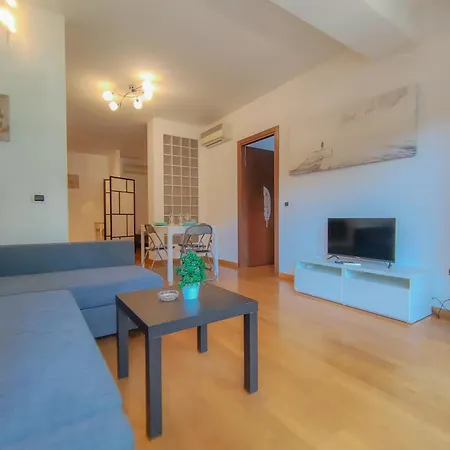 Close To The - Modern With Ac By Host Hero Apartment